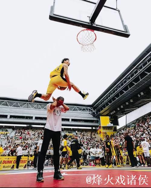 1米65篮球妖星上演高难度扣篮、二层楼干拔跳投