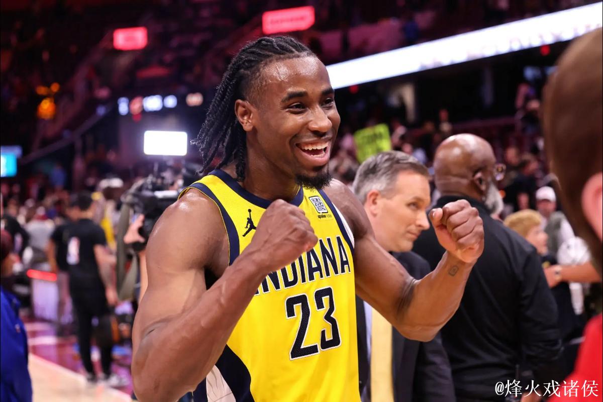 史密斯末节爆发：8分两记三分赢得赞誉